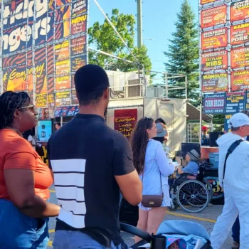 Barrie Ribfest - People Lining